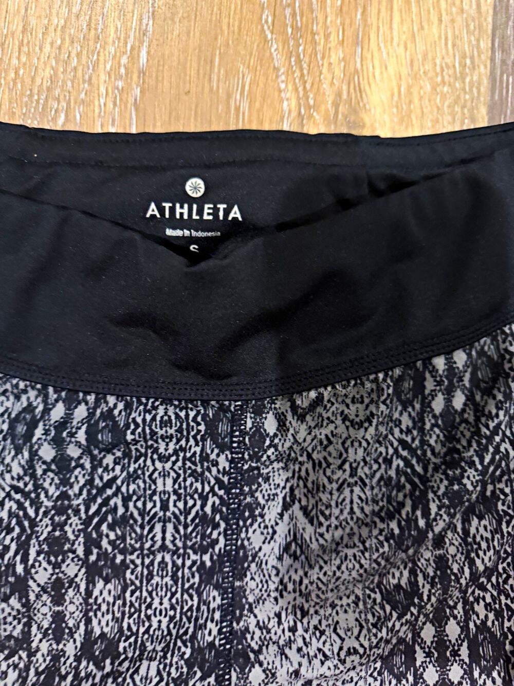 Athleta Women’s S Black/Gray Geometric Mesh Running Shorts Drawstring Pockets
